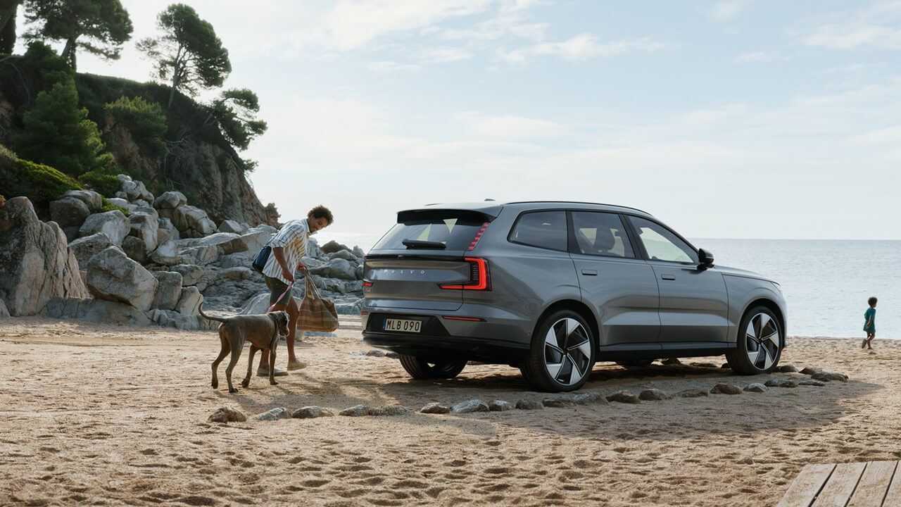 Family at the beach with their Volvo EX90