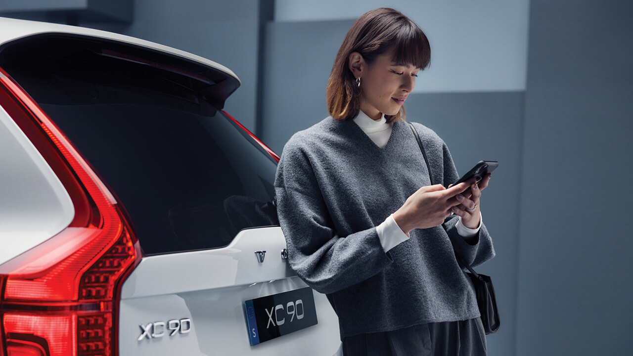 Woman on phone with Volvo XC90