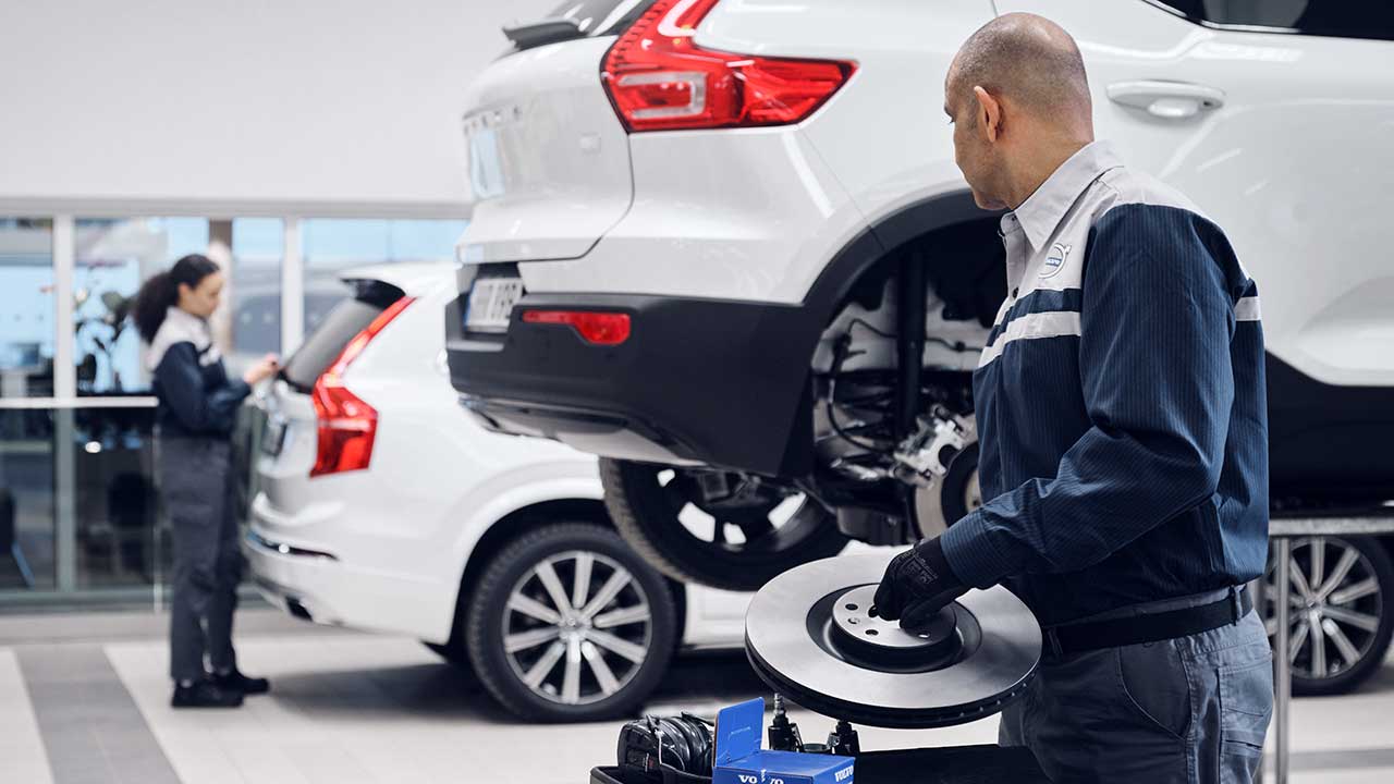 Service Manager replacing Brakes